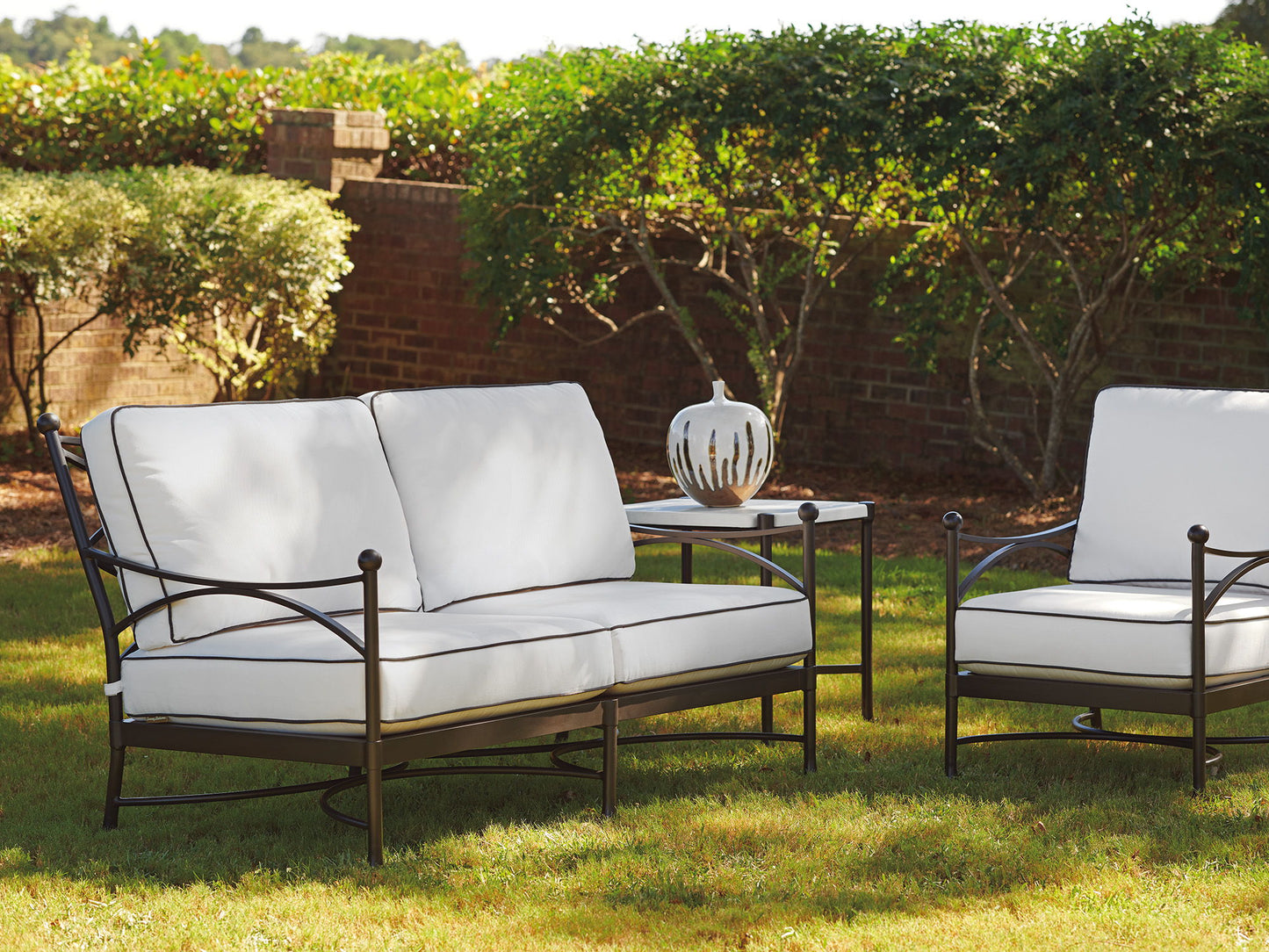 Pavlova - Loveseat - White