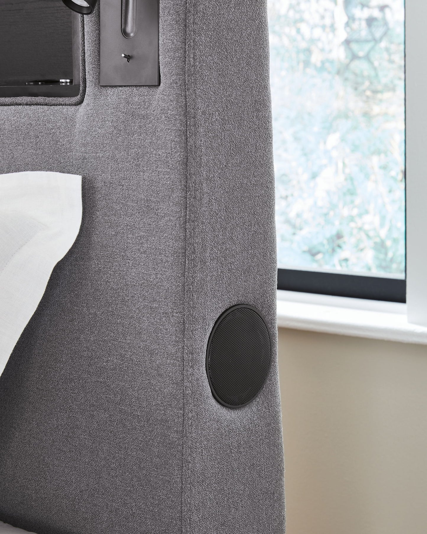 Verishaw - Upholstered Bed