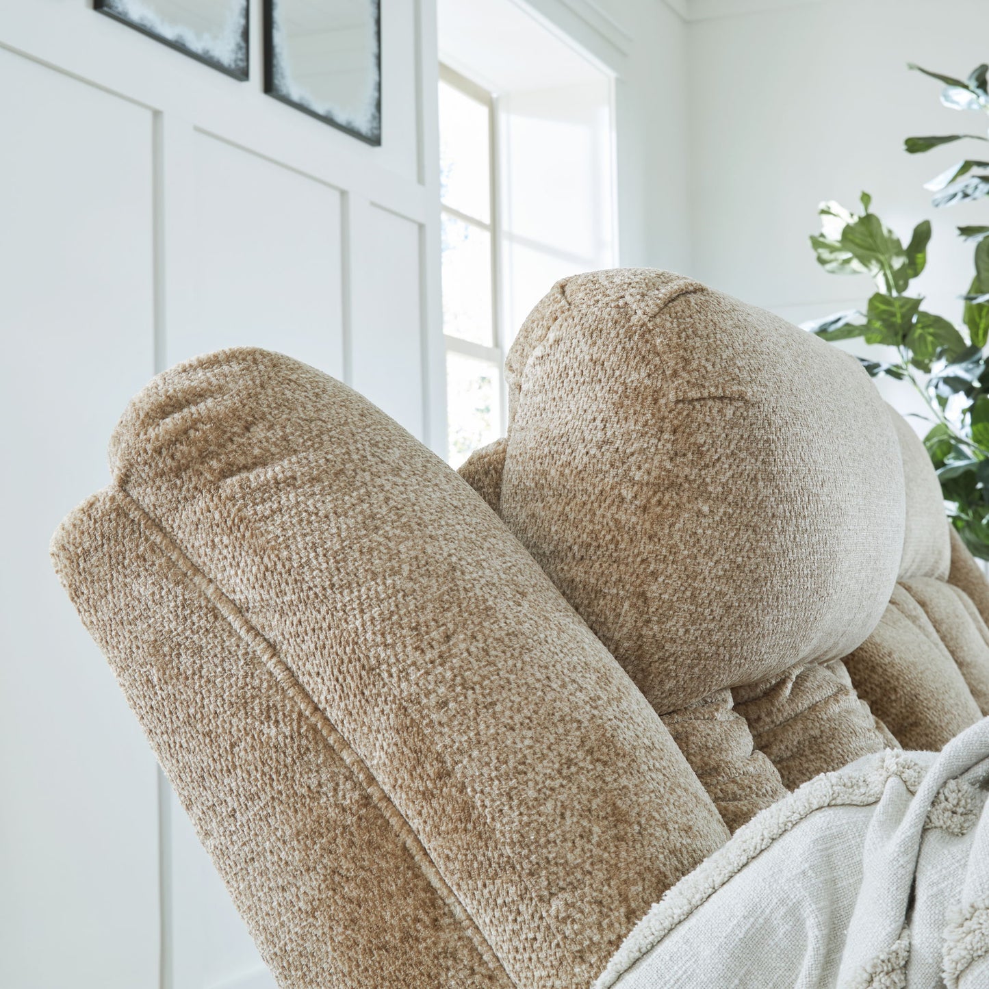 Tip-Off - Power Recliner With Adj Headrest