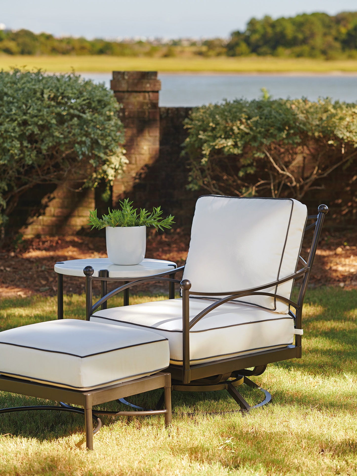 Pavlova - Swivel Lounge Chair