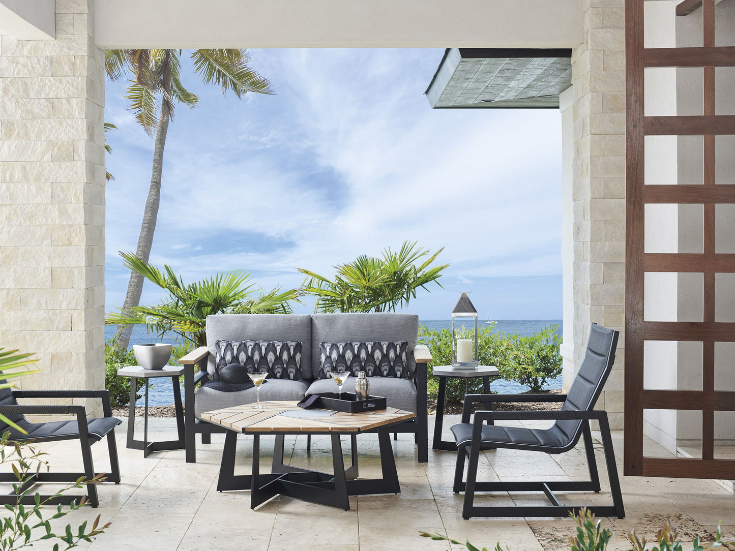 South Beach - Loveseat - Black / White
