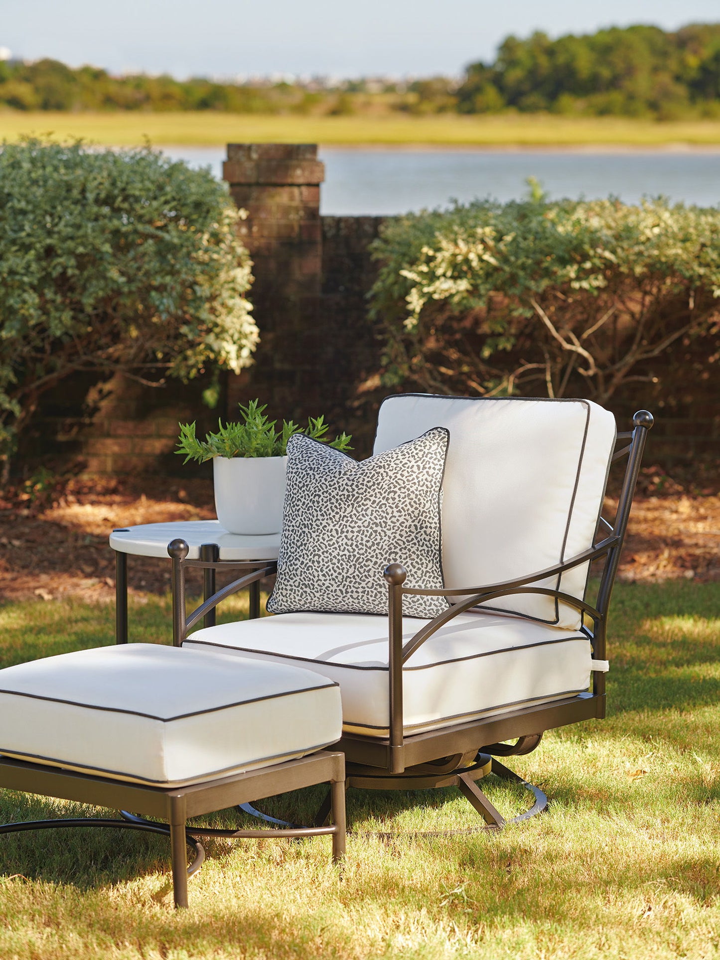 Pavlova - Swivel Lounge Chair