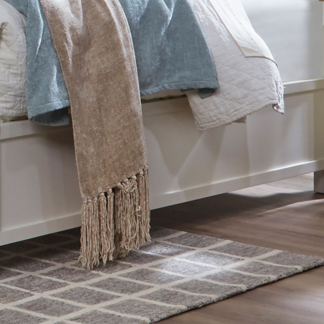 Americana Modern Bedroom - Queen/King Shelter Rails With Center Support And Legs - Cotton