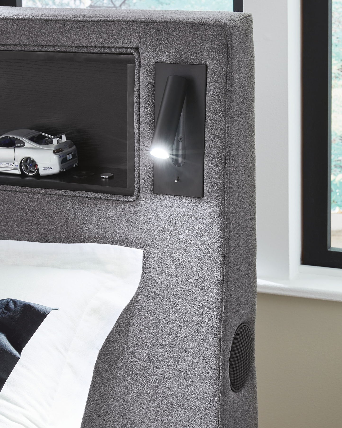 Verishaw - Upholstered Bed