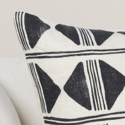 Nubia - 18" Round Pillow - Black / White