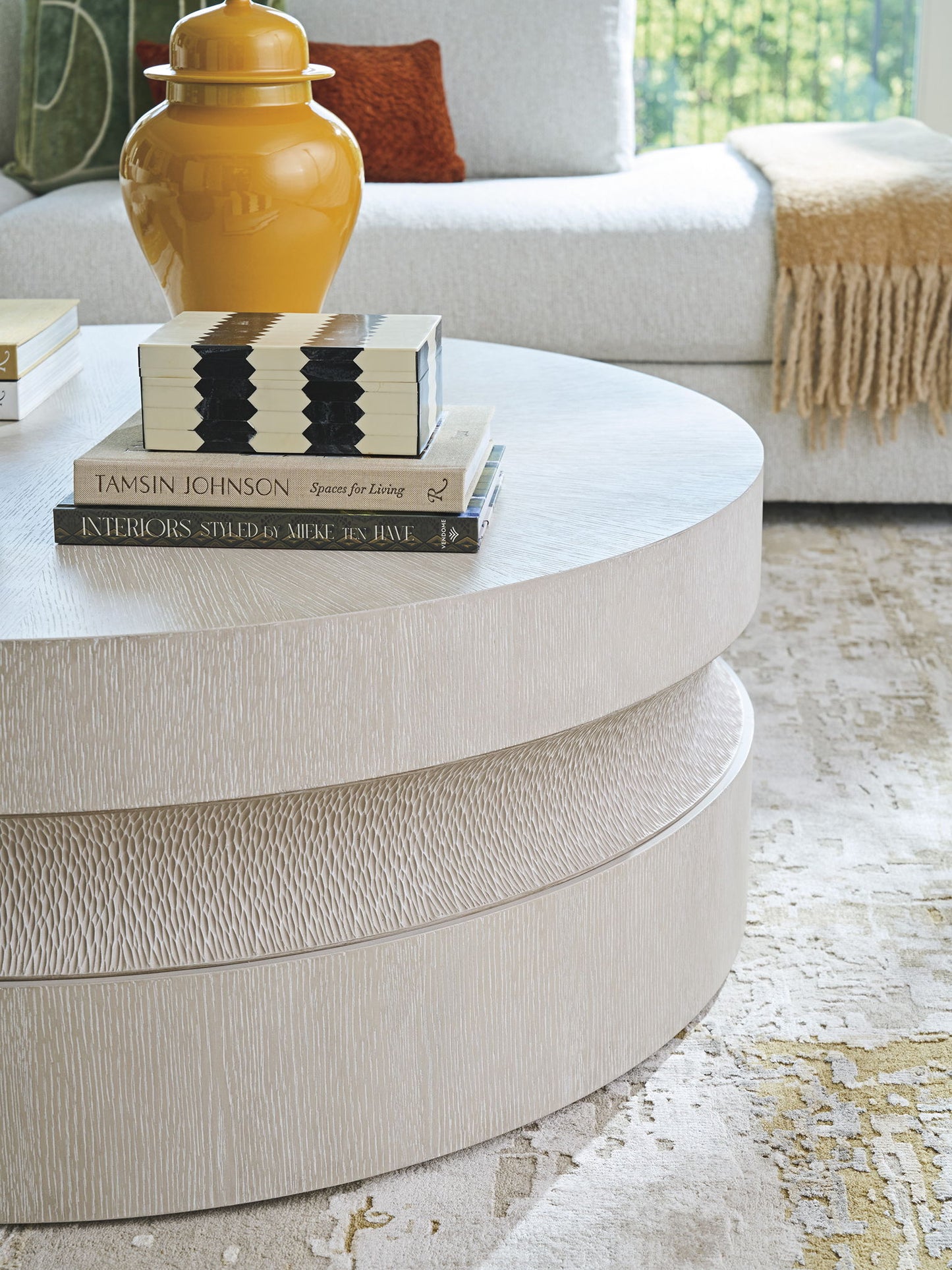 Copacabana - Bianca Round Cocktail Table - White